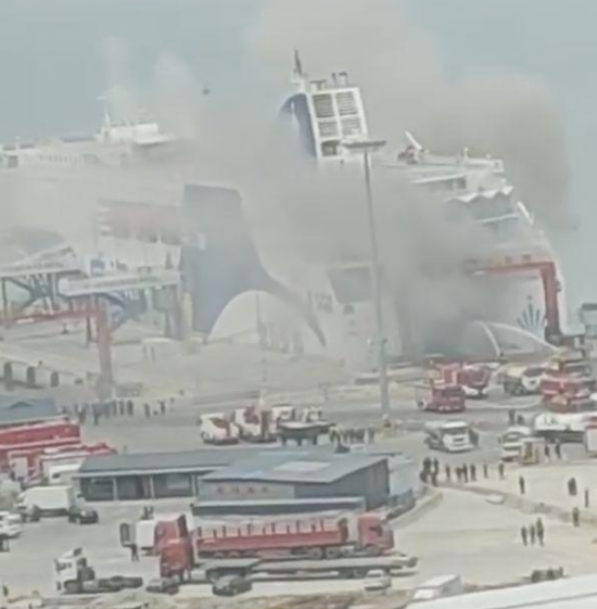 山東威海一輪船發生爆炸起火事故，現場黑煙漫天